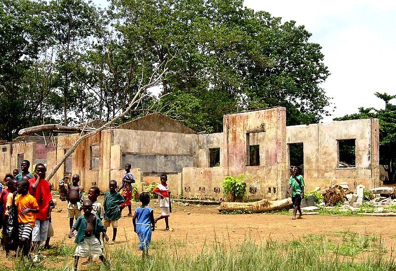 Zerstörte Schule in Sierra Leone (c) Laura Lartigue
